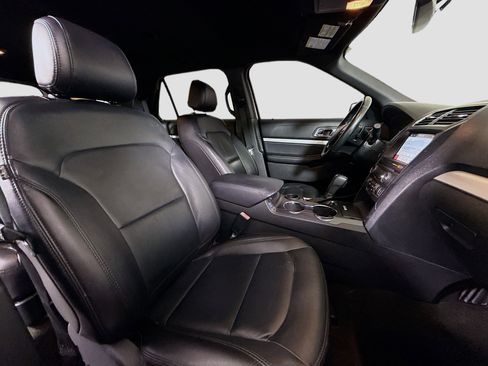 Used 2017 Ford Explorer XLT w/ Equipment Group 202A FWD image 29