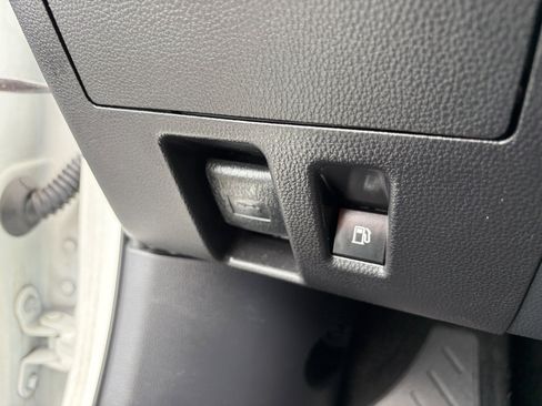 Used 2022 Toyota Highlander XLE AWD/4WD image 31