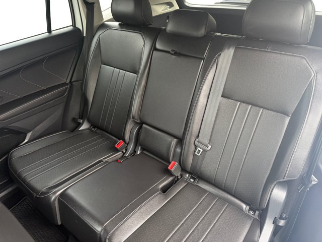 Used 2024 Volkswagen Tiguan SE AWD/4WD image 11