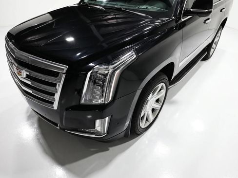 Used 2018 Cadillac Escalade Luxury AWD/4WD image 13