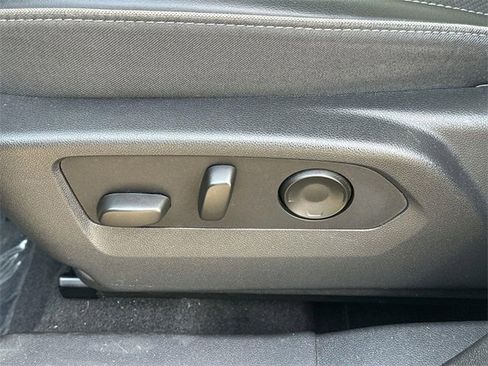 Used 2022 Buick Envision Essence w/ Safety Package image 32