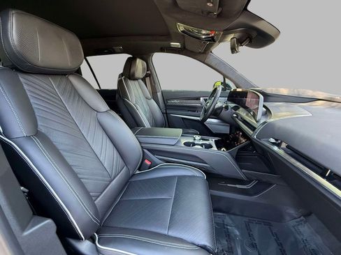 Used 2026 Cadillac Vistiq Platinum w/ LPO, Floor Liner Package AWD/4WD image 14