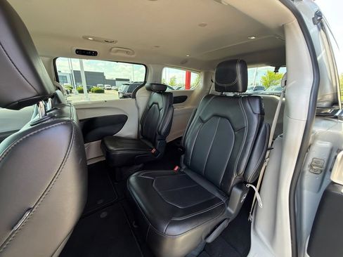 Used 2024 Chrysler Pacifica Touring-L FWD image 23