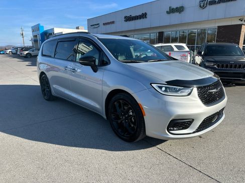 Used 2024 Chrysler Pacifica Limited w/ S Appearance Package image 1