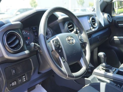 Used 2020 Toyota Tacoma TRD Off-Road w/ Technology Package AWD/4WD image 20