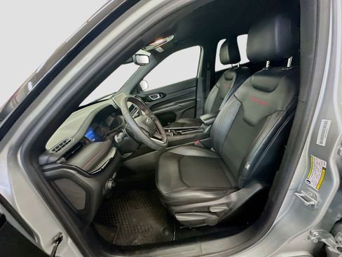 Used 2025 Jeep Compass Trailhawk AWD/4WD image 13