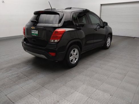 Used 2021 Chevrolet Trax LT w/ LT Convenience Package FWD image 9