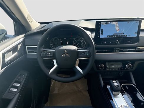 New 2026 Mitsubishi Outlander SE image 23
