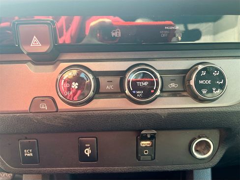 Used 2016 Toyota Tacoma TRD Sport image 16