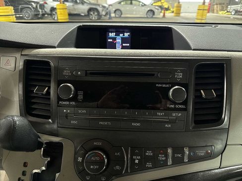 Used 2014 Toyota Sienna LE image 20