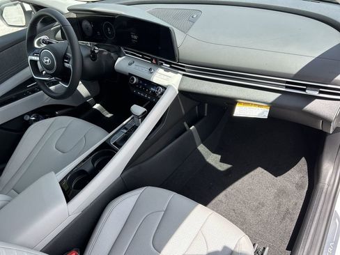 New 2025 Hyundai Elantra Limited image 18