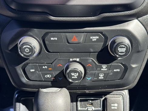 Used 2018 Jeep Renegade Latitude w/ Popular Equipment Group image 26