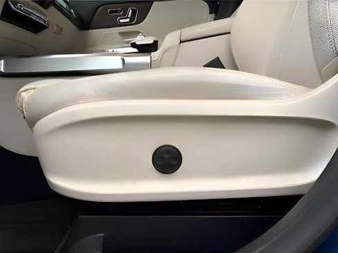 Used 2021 Mercedes-Benz GLB 250 GLB 250 w/ Premium Pkg, Leathe image 17