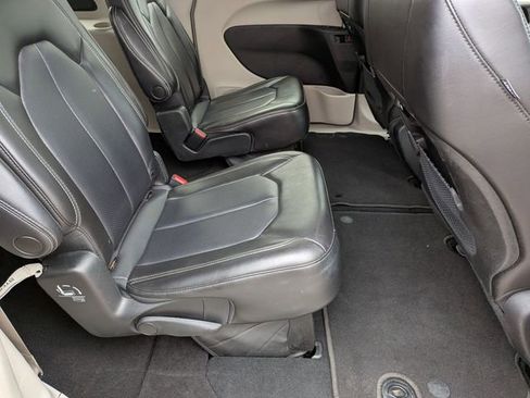 Certified 2023 Chrysler Pacifica Touring-L FWD image 28