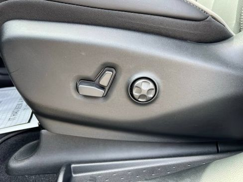 New 2025 Chrysler Pacifica Limited FWD image 11