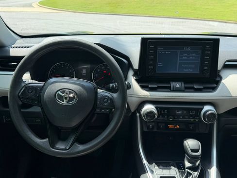 Used 2019 Toyota RAV4 XLE w/ Convenience Package FWD image 17