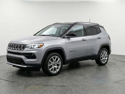 Used 2025 Jeep Compass Limited AWD/4WD image 3