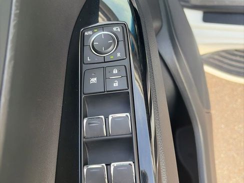 Used 2021 Lexus LX 570 4WD w/ Luxury Package image 11