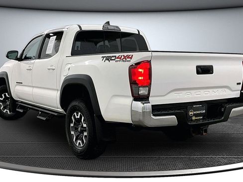 Used 2019 Toyota Tacoma TRD Off-Road AWD/4WD image 4