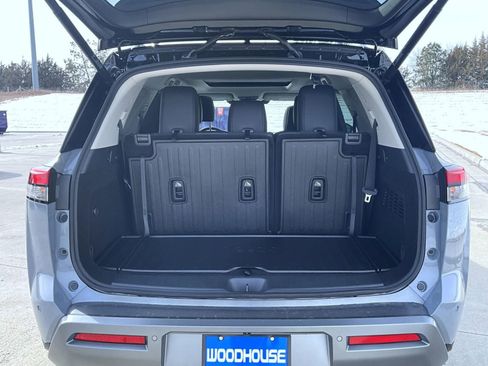 New 2026 Nissan Pathfinder Platinum AWD/4WD image 9