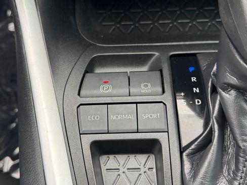 Used 2020 Toyota RAV4 LE w/ Carpet Mat Package FWD image 25