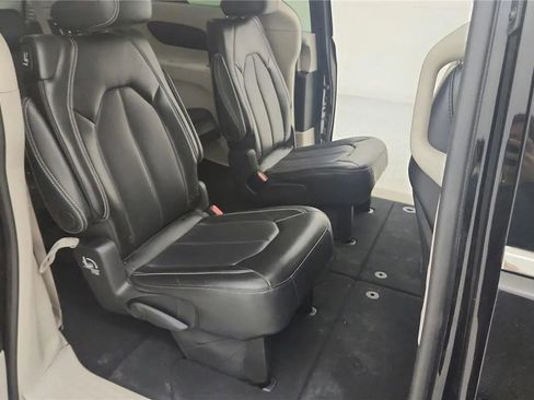 Used 2024 Chrysler Pacifica Touring-L image 38