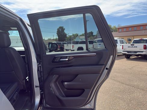 Used 2025 Chevrolet Tahoe Z71 AWD/4WD image 36