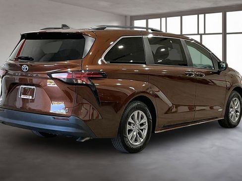 Used 2021 Toyota Sienna LE AWD/4WD image 3