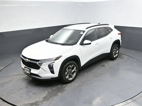 Used 2025 Chevrolet Trax LT FWD image 30