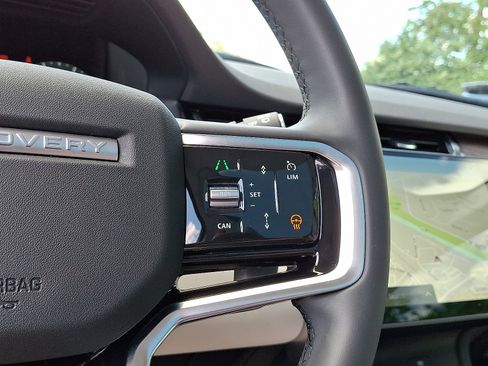 Used 2025 Land Rover Discovery Sport S image 21