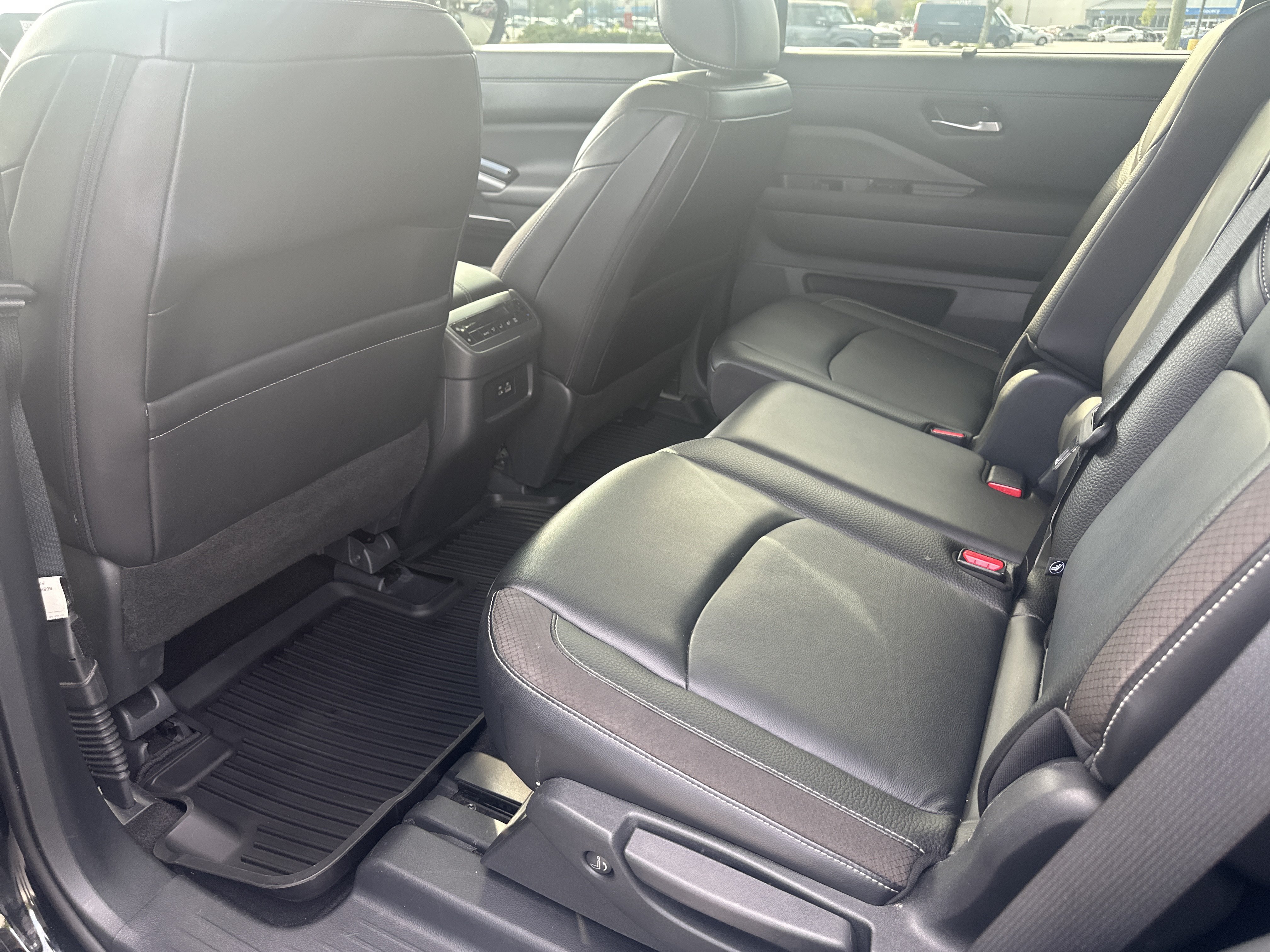 Certified 2024 Nissan Pathfinder SL w/ Black Appearance Package FWD image 16