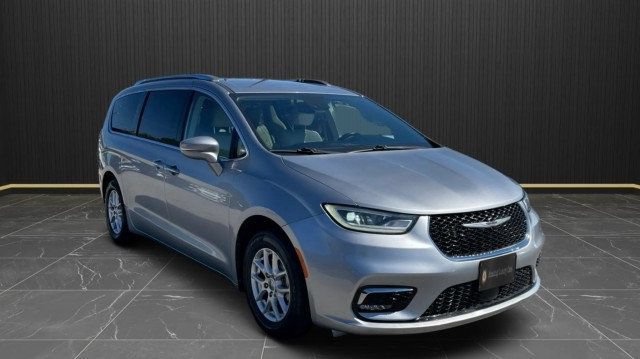 Used 2021 Chrysler Pacifica Touring-L FWD image 2