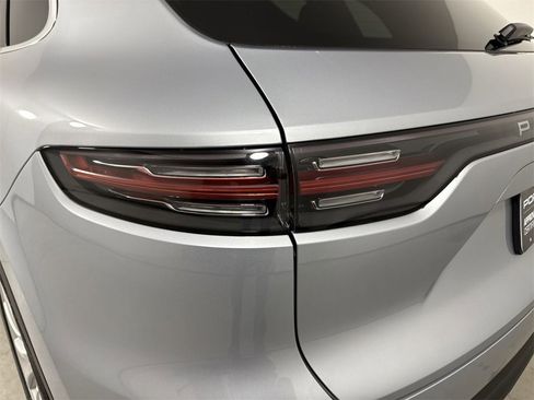 Certified 2023 Porsche Cayenne Platinum Edition image 18