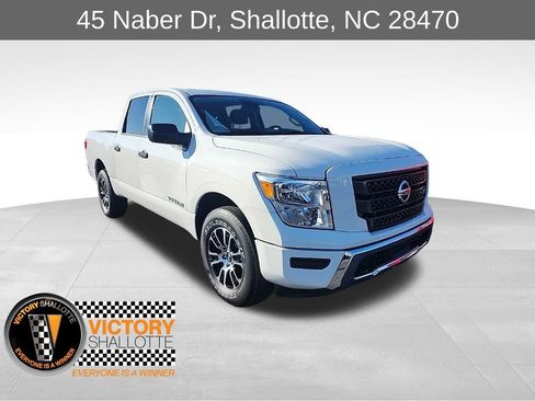 Used 2022 Nissan Titan SV image 1