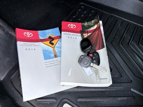 Used 2016 Toyota Highlander LE FWD image 8