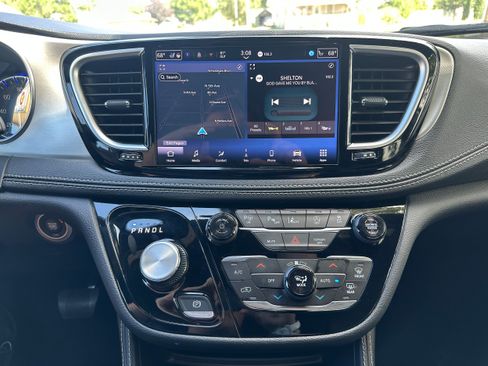 Used 2024 Chrysler Pacifica Limited w/ S Appearance Package FWD image 14