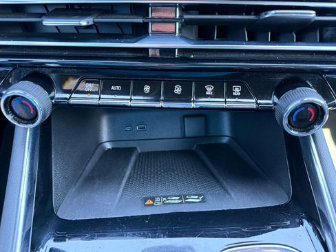 Used 2025 Chevrolet Traverse LT image 22