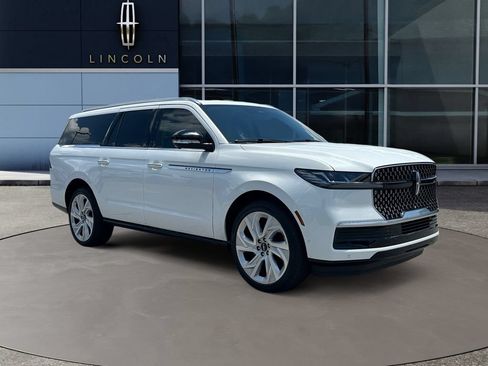 Used 2025 Lincoln Navigator L Reserve AWD/4WD image 4