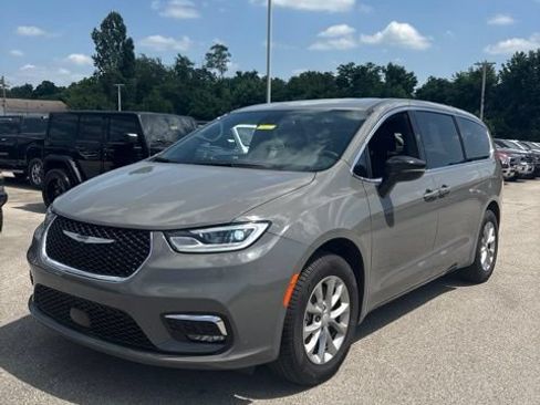 Used 2025 Chrysler Pacifica Select AWD/4WD image 5