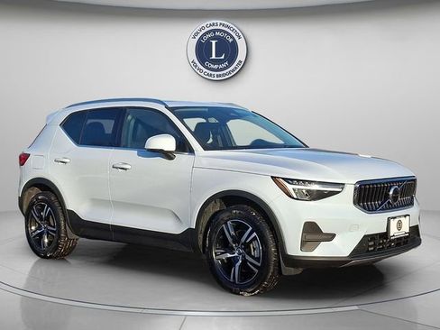 Certified 2025 Volvo XC40 B5 Core image 1