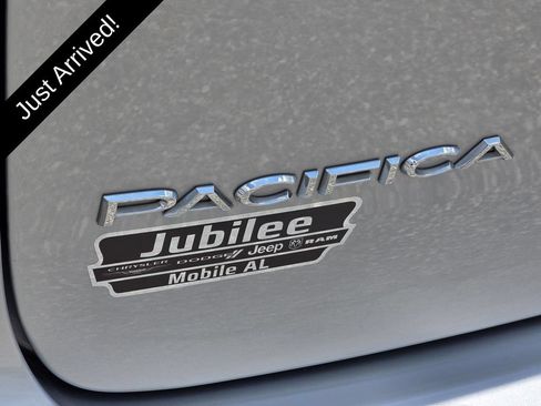 Used 2024 Chrysler Pacifica Touring-L FWD image 31