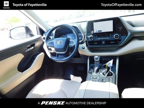 Used 2024 Toyota Highlander XLE image 7