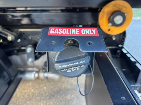 Used 2024 Isuzu NPR image 23