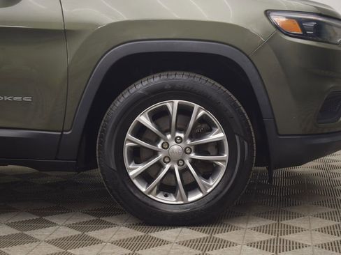 Used 2019 Jeep Cherokee Latitude Plus w/ Cold Weather Group AWD/4WD image 24
