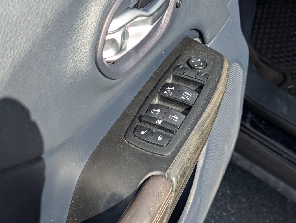 Used 2014 Jeep Cherokee Limited w/ Technology Group FWD image 26