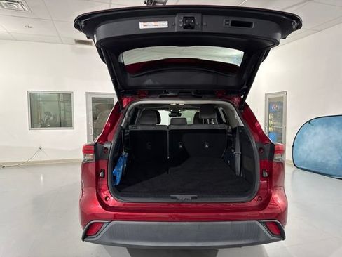 Used 2021 Toyota Highlander XLE FWD image 12
