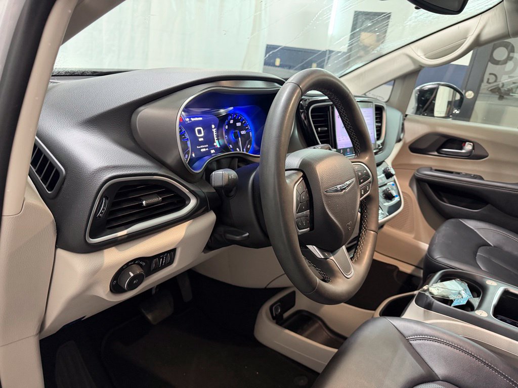 Used 2024 Chrysler Pacifica Touring-L FWD image 16