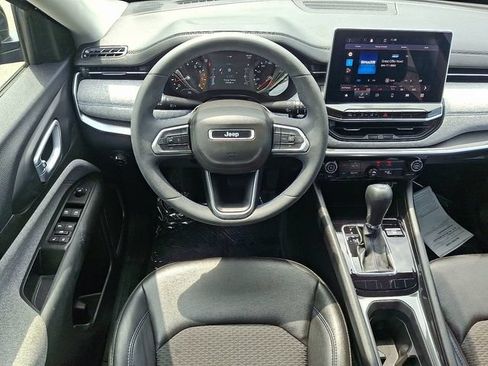 Used 2022 Jeep Compass Latitude FWD image 11