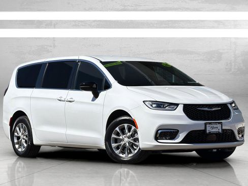 New 2026 Chrysler Pacifica Select image 2