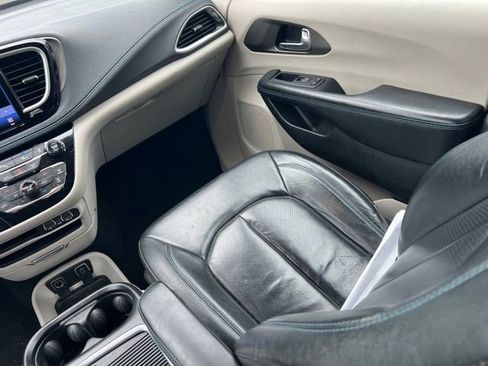 Used 2021 Chrysler Pacifica Touring-L image 16